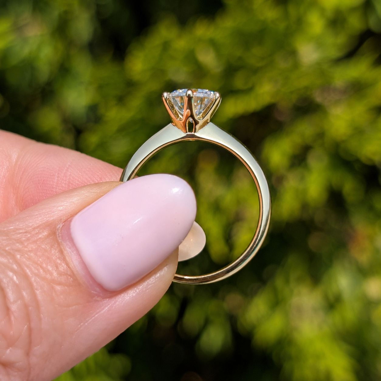 The Bold Classic Gold — 1CT Round Moissanite Solitaire Ring